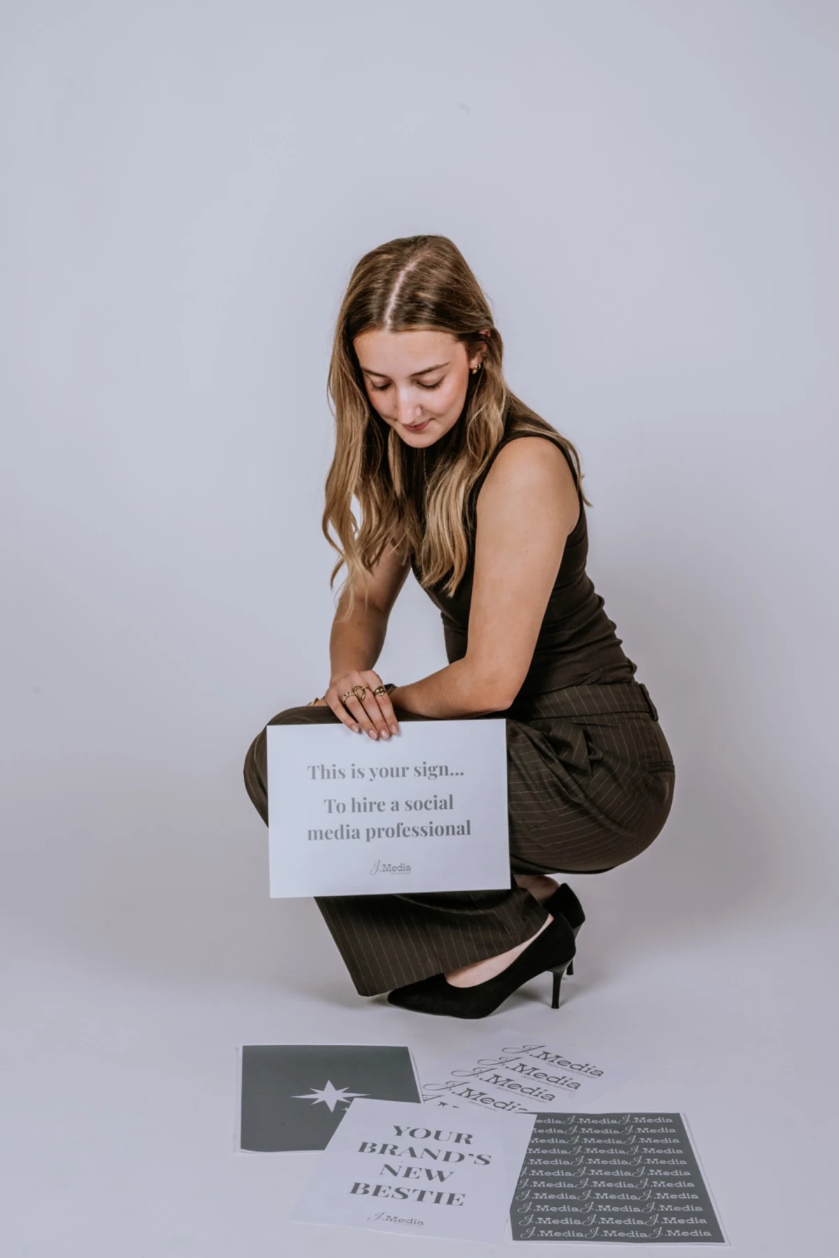 J.Media branding shoot met bord